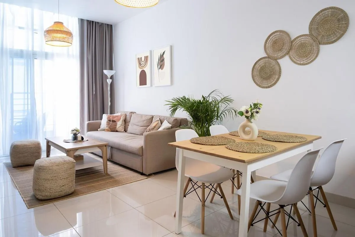 Apartment Waves - Charming Apt With Balcony Steps From The Beach Dubai