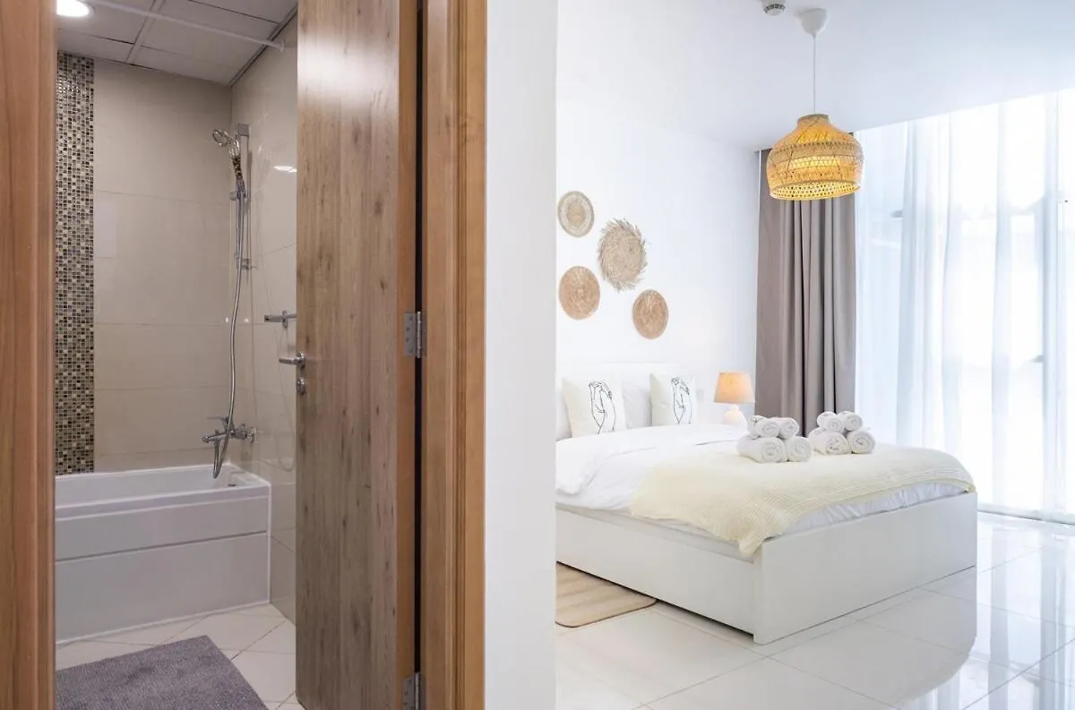 Waves - Charming Apt With Balcony Steps From The Beach Dubai United Arab Emirates